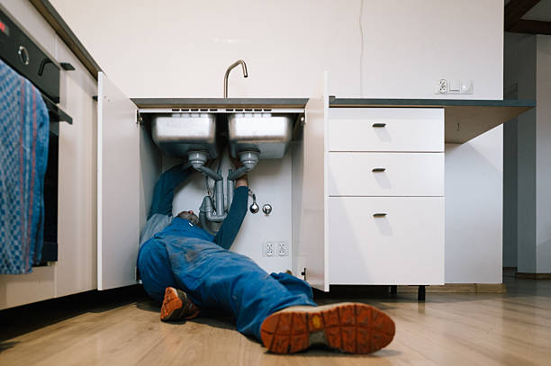 Professional Emergency Plumber technician working in Lockhart, FL